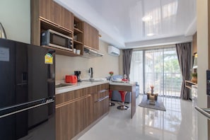 Frigorífic, microones, placa de cuina i torradora 