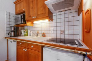 Fridge, oven, dishwasher, coffee/tea maker