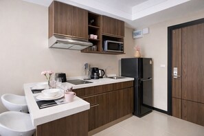 Refrigerador, microondas, parrilla de estufa y tostadora 