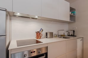 Fridge, oven, dishwasher, coffee/tea maker