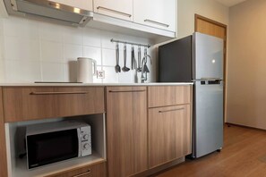 Réfrigérateur, micro-ondes, plaque de cuisson, bouilloire électrique