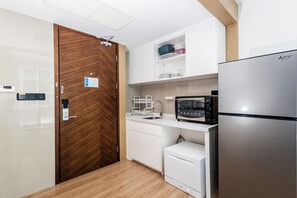 Fridge, microwave, stovetop, dining tables