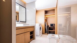 Een haardroger, handdoeken, zeep, toiletpapier