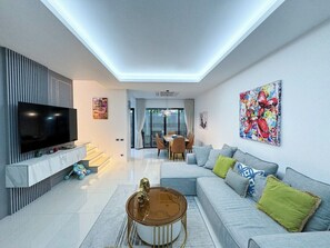 TV - Smart 3BR Townhouse in Laguna Park 65/20 (Choeng Thale)