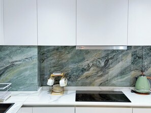 Réfrigérateur, four à micro-ondes, un four, surface de cuisson