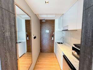 Réfrigérateur, four à micro-ondes, surface de cuisson