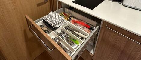 冷蔵庫、電子レンジ、コンロ、トースター