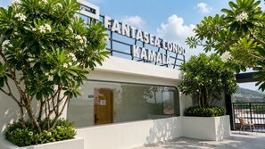 Un edificio con un letrero que dice 'FANTASEA CONDO KAMALA'.
