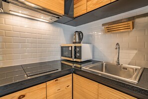 Réfrigérateur, grille-pain, table de salle à manger