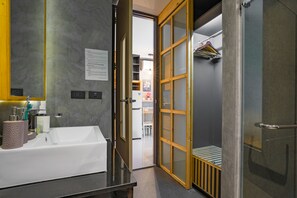 Séchoir à cheveux, serviettes fournies