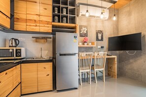 Réfrigérateur, grille-pain, table de salle à manger