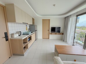 Réfrigérateur, four à micro-ondes, surface de cuisson, grille-pain