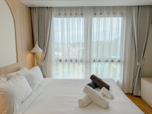 2 bedrooms, iron/ironing board, WiFi