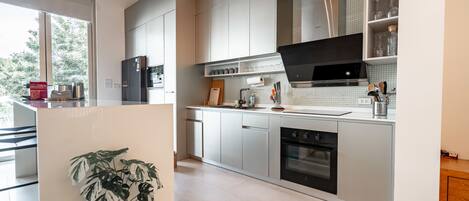 Refrigerador, microondas, horno, placa de cocina