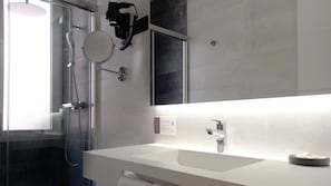 Suite junior | Baño | Regadera, secadora de cabello, pantuflas, toallas