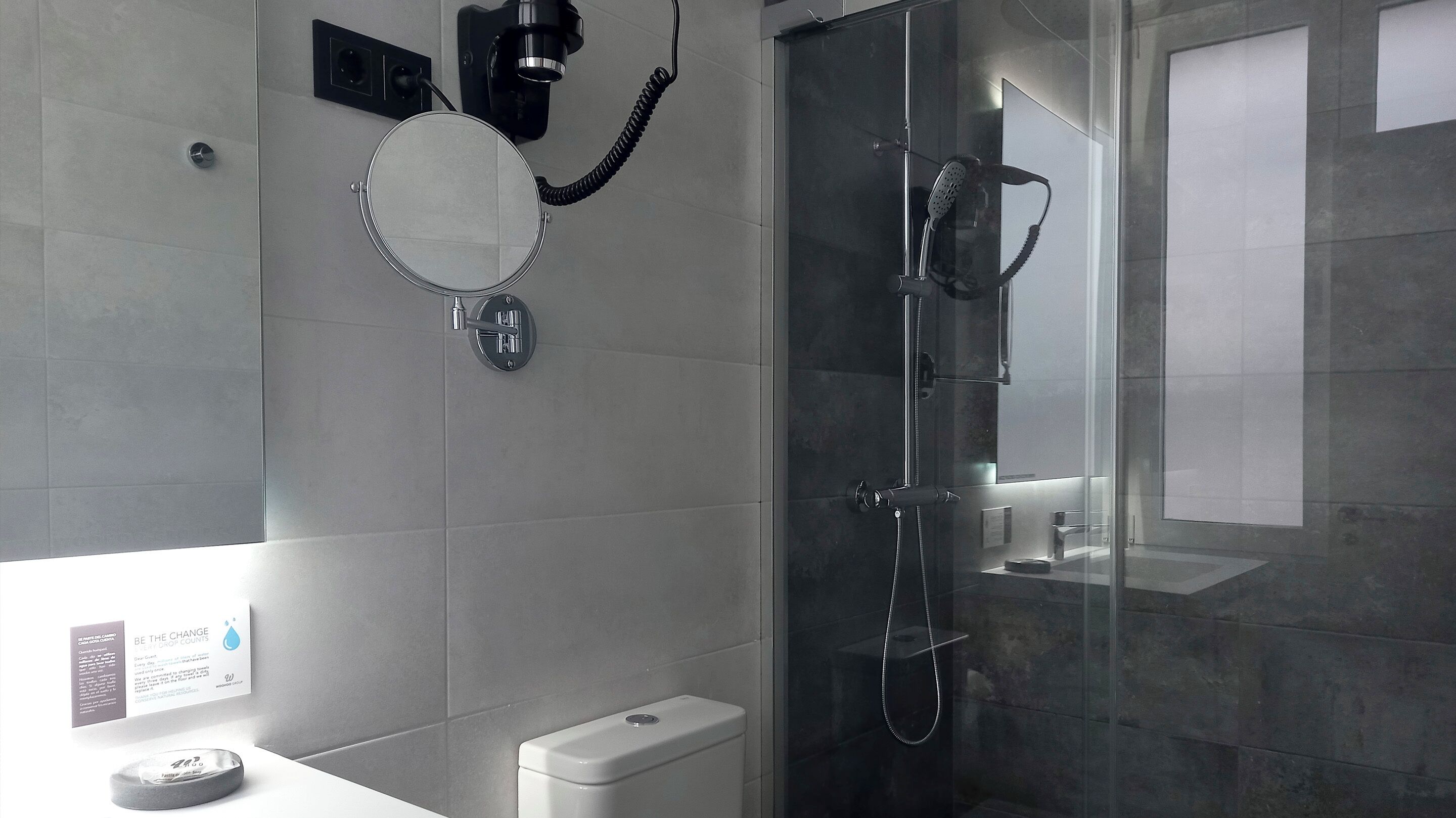 小型套房 | 浴室 | 淋浴设施、吹风机、拖鞋、毛巾