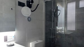 Suite – junior | Bad | Dusj, hårføner, tøfler og håndklær