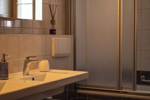 Condo, 1 King Bed with Sofa bed, Non Smoking, Mountain View | Bathroom | Bathtub, hair dryer, towels, soap - Charming Alpin Violett (Zermatt)