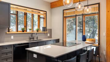 Lave-vaisselle, batterie de cuisine, vaisselle et ustensiles