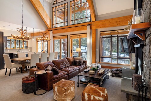 Luxury and True Ski In/Out with Private Hot Tub