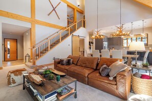 Living area - Luxury and True Ski In/Out with Private Hot Tub (Whistler)