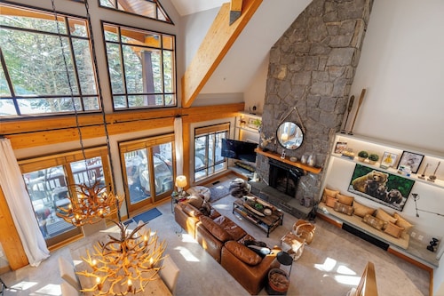 Luxury and True Ski In/Out with Private Hot Tub