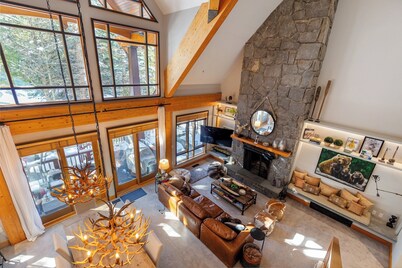 Luxury and True Ski In/Out with Private Hot Tub