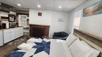 1 slaapkamer, een strijkplank/strijkijzer, wifi, beddengoed
