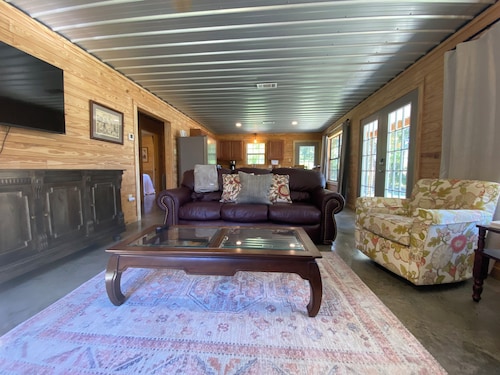 Cabin #4-Newly Renovated Cabin- Sardis Lake