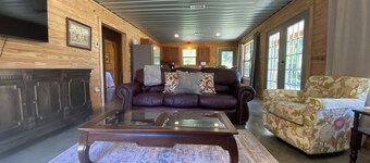 Cabin #4-Newly Renovated Cabin- Sardis Lake