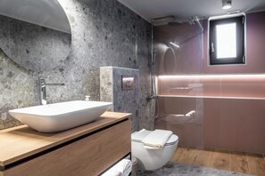 Douche, séchoir à cheveux, serviettes fournies, savon