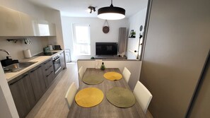 Kühlschrank, Ofen, Geschirrspüler, Wasserkocher mit Kaffee-/Teezubehör