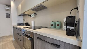 Kühlschrank, Ofen, Geschirrspüler, Wasserkocher mit Kaffee-/Teezubehör