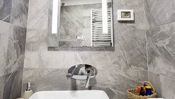 Dusche, Haartrockner, Handtücher