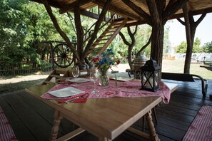 Outdoor dining - EHM Treehouse Chalet near Thermal Spa & Nature (Mesteri)