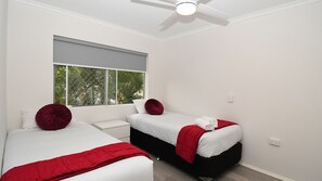 2 dormitoris, planxa i posts de planxar i roba de llit