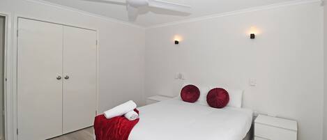 2 habitaciones, tabla de planchar con plancha y ropa de cama