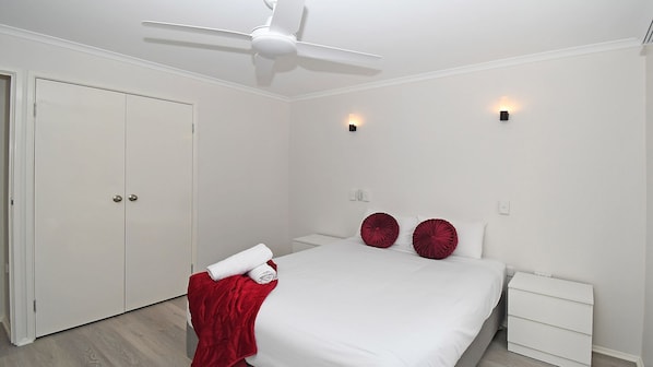 Iron/ironing board, bed sheets