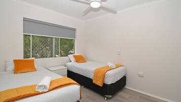 2 Schlafzimmer, Bügeleisen/Bügelbrett