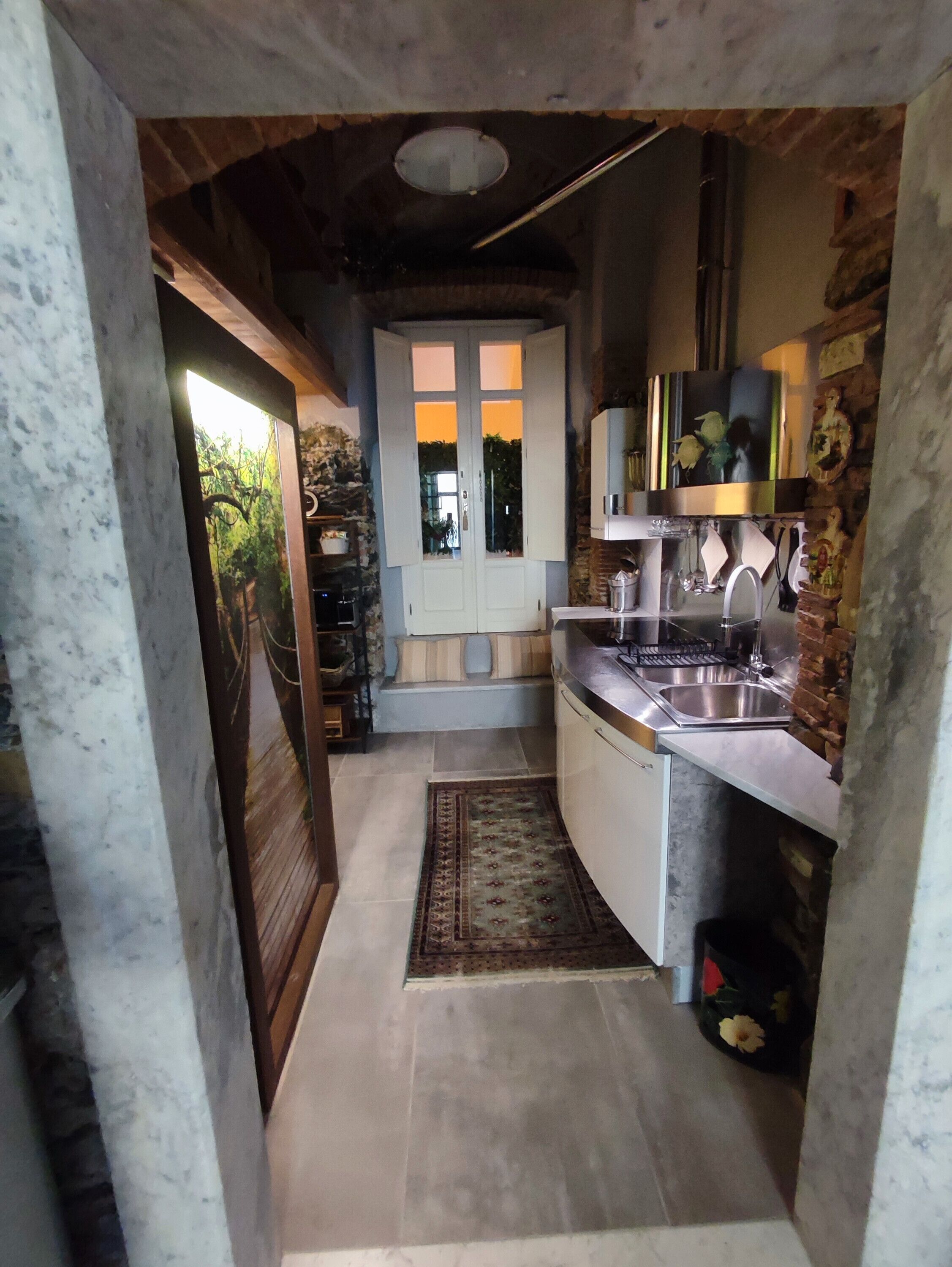 Kühlschrank, Mikrowelle, Herdplatte, Wasserkocher mit Kaffee-/Teezubehör