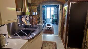 Kylskåp, mikrovågsugn, spishäll och kaffe- och tebryggare