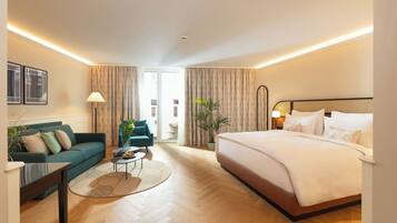 Kamar Eksekutif, 1 Tempat Tidur King dengan tempat tidur Sofa | Minibar, brankas, meja kerja, dan ruang kerja ramah laptop