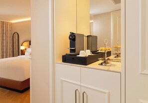 In-room safe, desk, laptop workspace, blackout drapes - EST Hotel Palais Chotek (Wien)