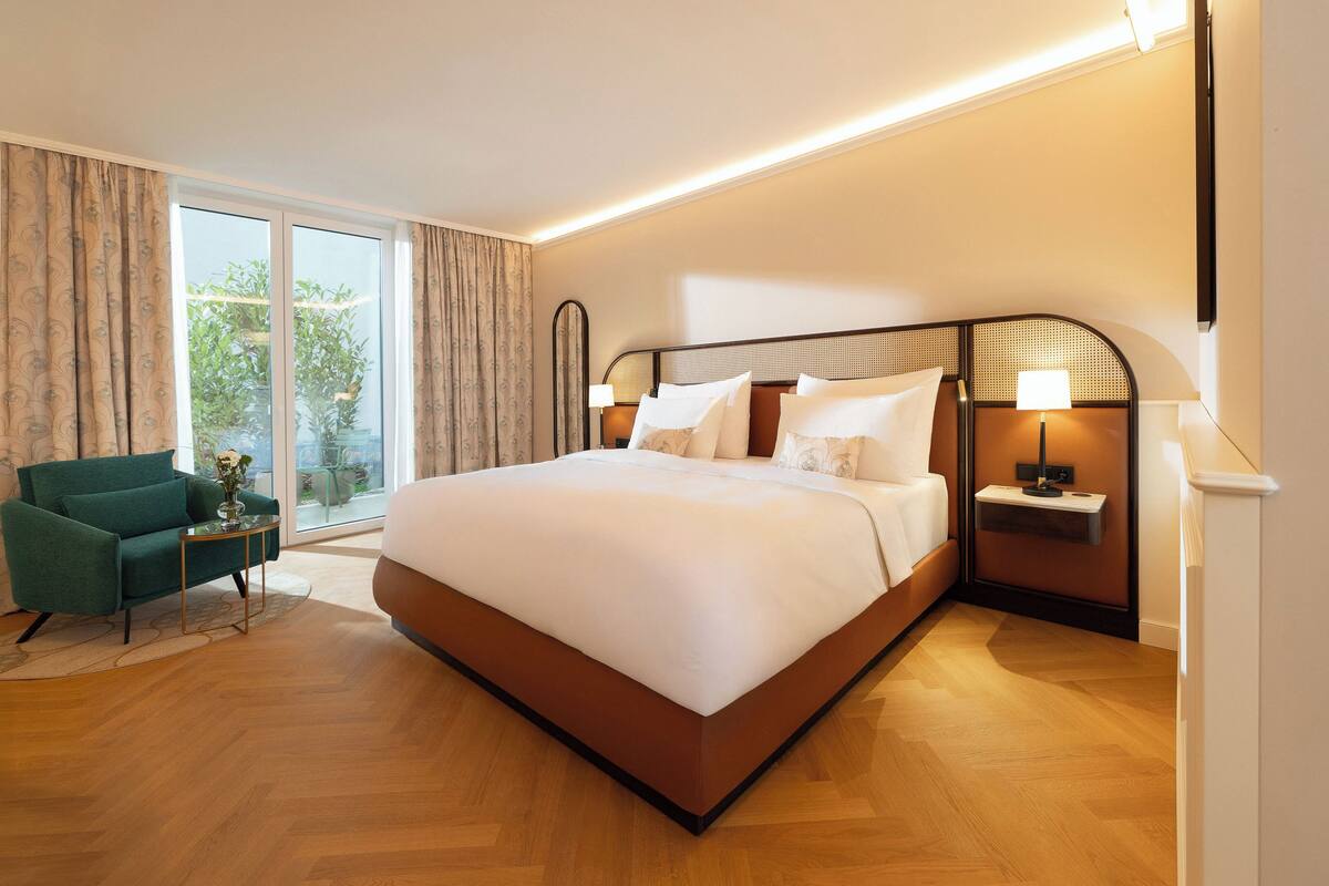 Superior double room with Garden Terrace | 羽絨被、迷你吧、客房內保險箱、書桌