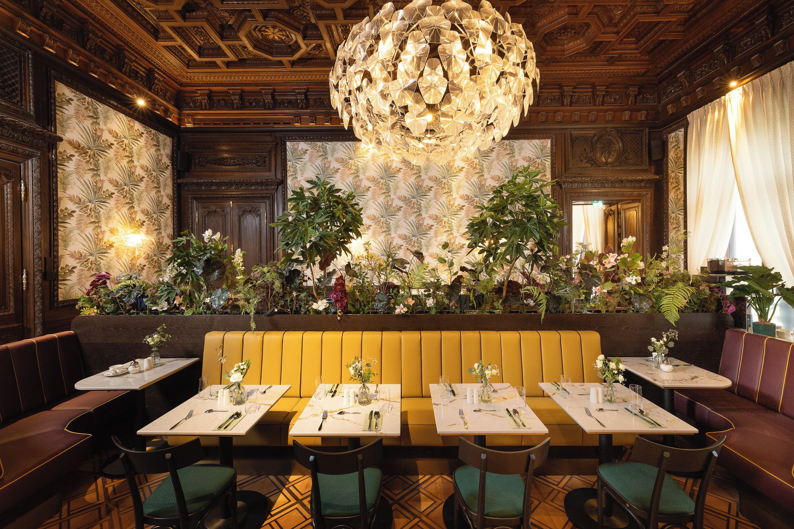 Sarapan prasmanan setiap hari (EUR 35 per orang)