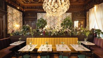 Sarapan prasmanan setiap hari (EUR 35 per orang)