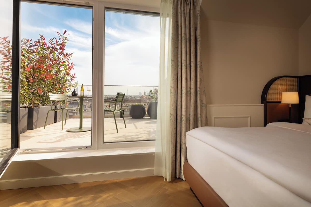 Classic room with Rooftop Terrace | 羽絨被、迷你吧、客房內保險箱、書桌