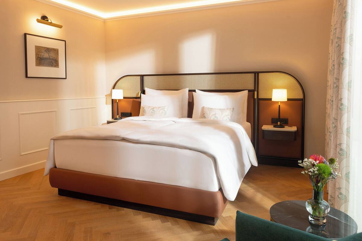 Classic Double Room | In-room safe, desk, laptop workspace, blackout drapes