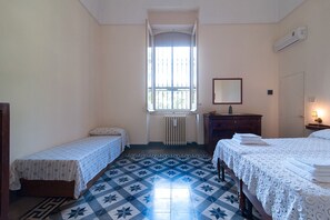 Tabla de planchar con plancha, wifi y ropa de cama