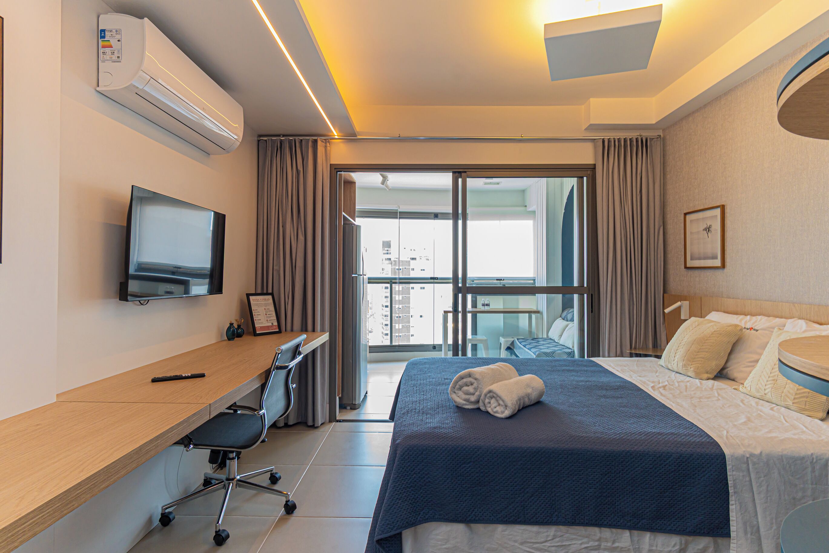 1 quarto, escrivaninha, ferros/tábuas de passar roupa, berço de viagem